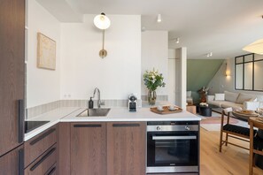 Penthouse Deluxe, vista a la ciudad | Cocina privada | Cafetera de espresso, tetera eléctrica, tostadora y congelador