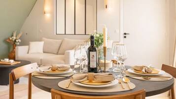 Deluxe-Penthouse, Stadtblick | Wohnbereich | Smart-TV