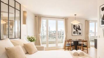 Cobertura luxo, vista para a cidade | Área de estar | Smart TV