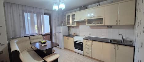 Frigorifero, microonde, forno, piano cottura