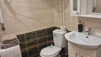 Ducha, secador de pelo, toallas, jabón