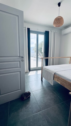 3 bedrooms, iron/ironing board, internet, bed sheets
