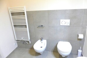 Dusche, Haartrockner, Bidet, Handtücher