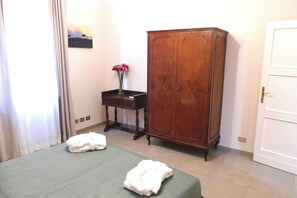 2 habitaciones, escritorio, tabla de planchar con plancha y wifi gratis