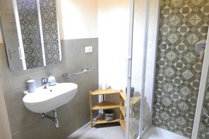 Dusche, Haartrockner, Bidet, Handtücher