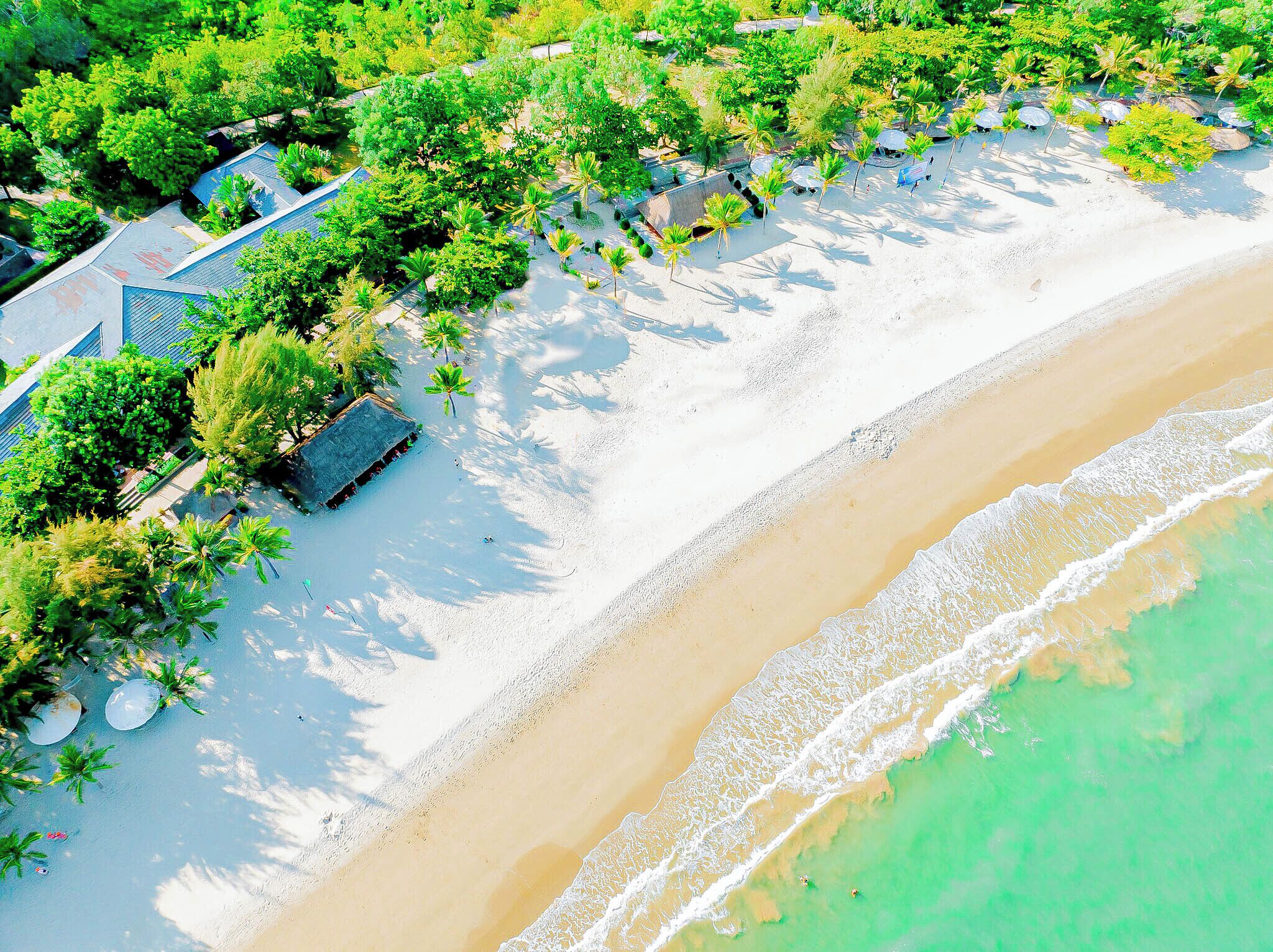 Private beach, white sand, free beach shuttle, beach bar