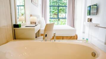 Apartamento, balcón, vistas al jardín (Costa) | Baño | Bañera y ducha independientes, secador de pelo, toallas y jabón