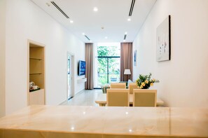 Apartamento, balcón, vistas al jardín | Zona de estar | Televisión de pantalla plana de 65 pulgadas con canales por satélite