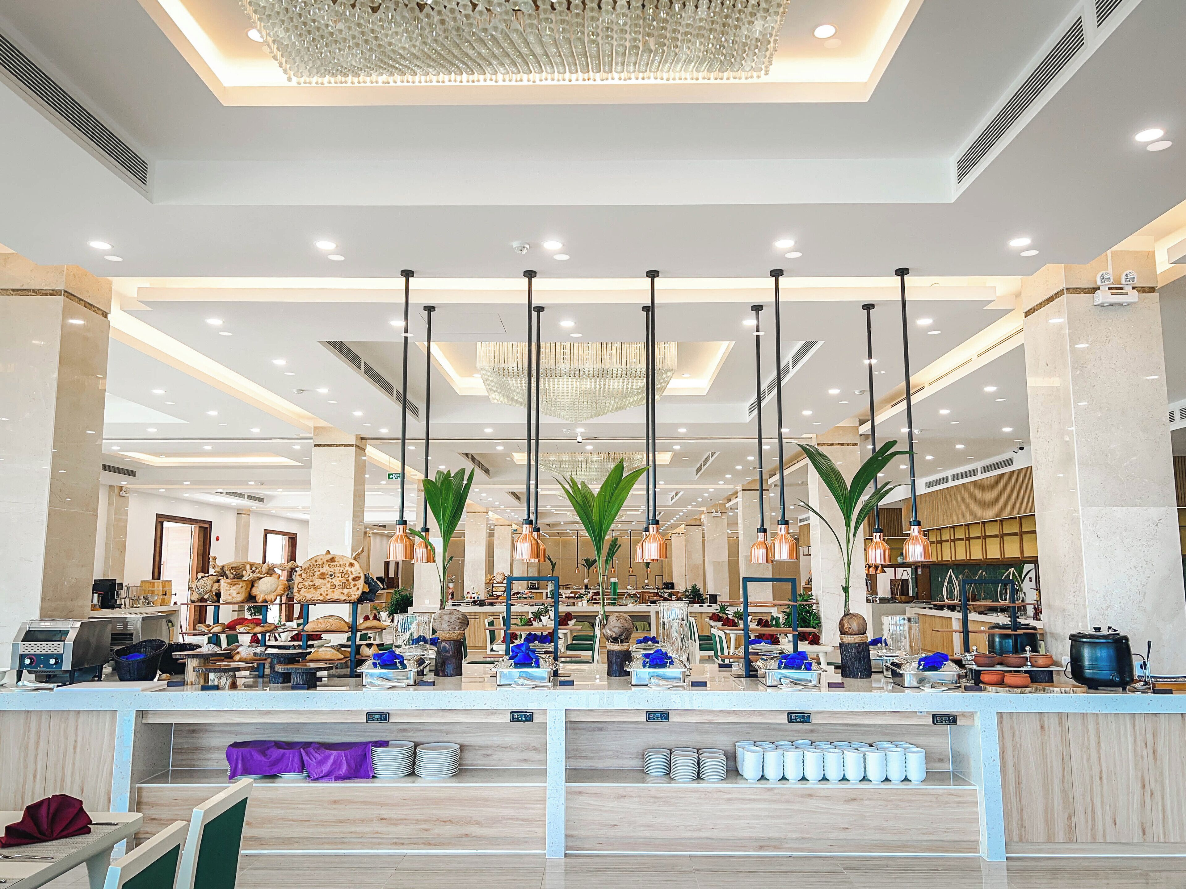 2 restaurants; breakfast, lunch, dinner and brunch served 