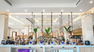 2 restaurants; breakfast, lunch, dinner and brunch served