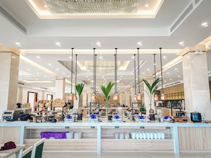 2 restaurants servant le petit déjeuner, le déjeuner et le dîner