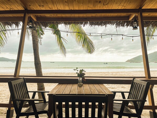 2 bars/lounges, beach bar