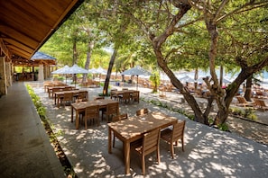 2 restaurants; breakfast, lunch, dinner and brunch served  - CostaBella Resort Nha Trang (Nha Trang)