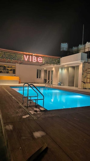 Indendørs pool, livreddere på stedet