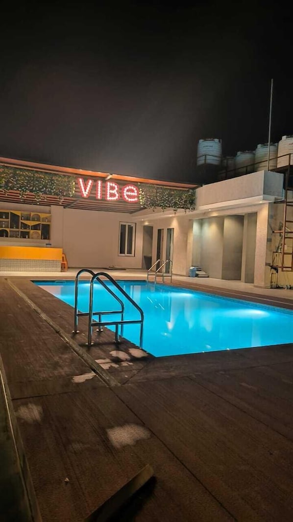 Een binnenzwembad en redders ter plaatse