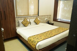 Villa, Garden View | Blackout drapes, soundproofing, iron/ironing board