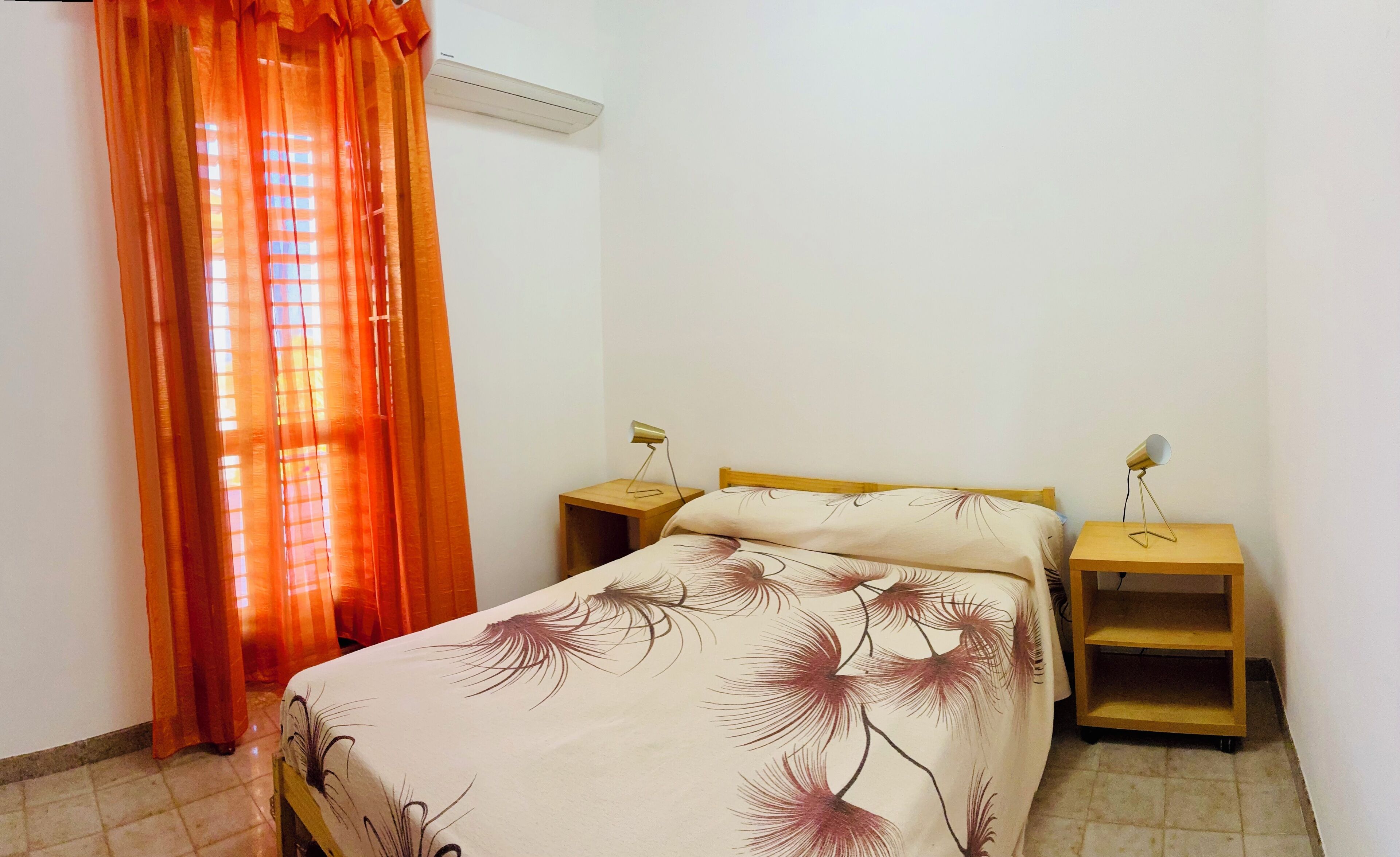 3 habitaciones, tabla de planchar con plancha, wifi y ropa de cama 