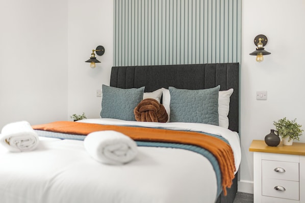 Tabla de planchar con plancha, wifi gratis y ropa de cama