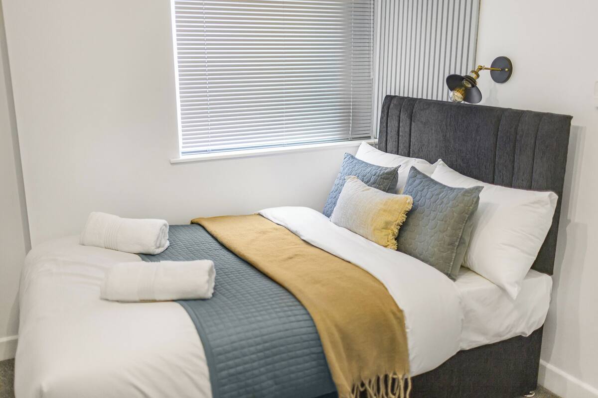Iron/ironing board, free WiFi, bed sheets
