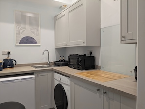 Apartamento família, para não fumantes | Cozinha privada | Geladeira, micro-ondas, talheres/pratos/utensílios de cozinha
