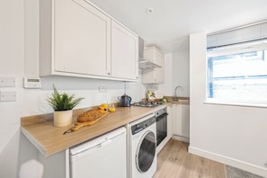 Refrigerador, microondas, tostadora, utensilios de cocina