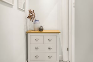 Tabla de planchar con plancha, wifi gratis y ropa de cama