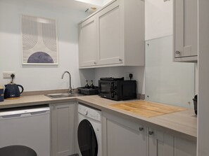 Refrigerador, microondas, tostadora, utensilios de cocina