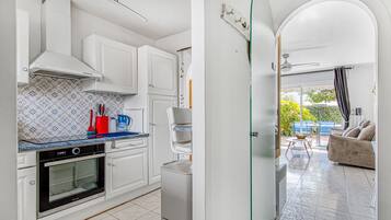 Køleskab, mikrobølgeovn, ovn, kogeplade