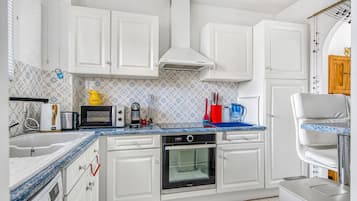 Køleskab, mikrobølgeovn, ovn, kogeplade