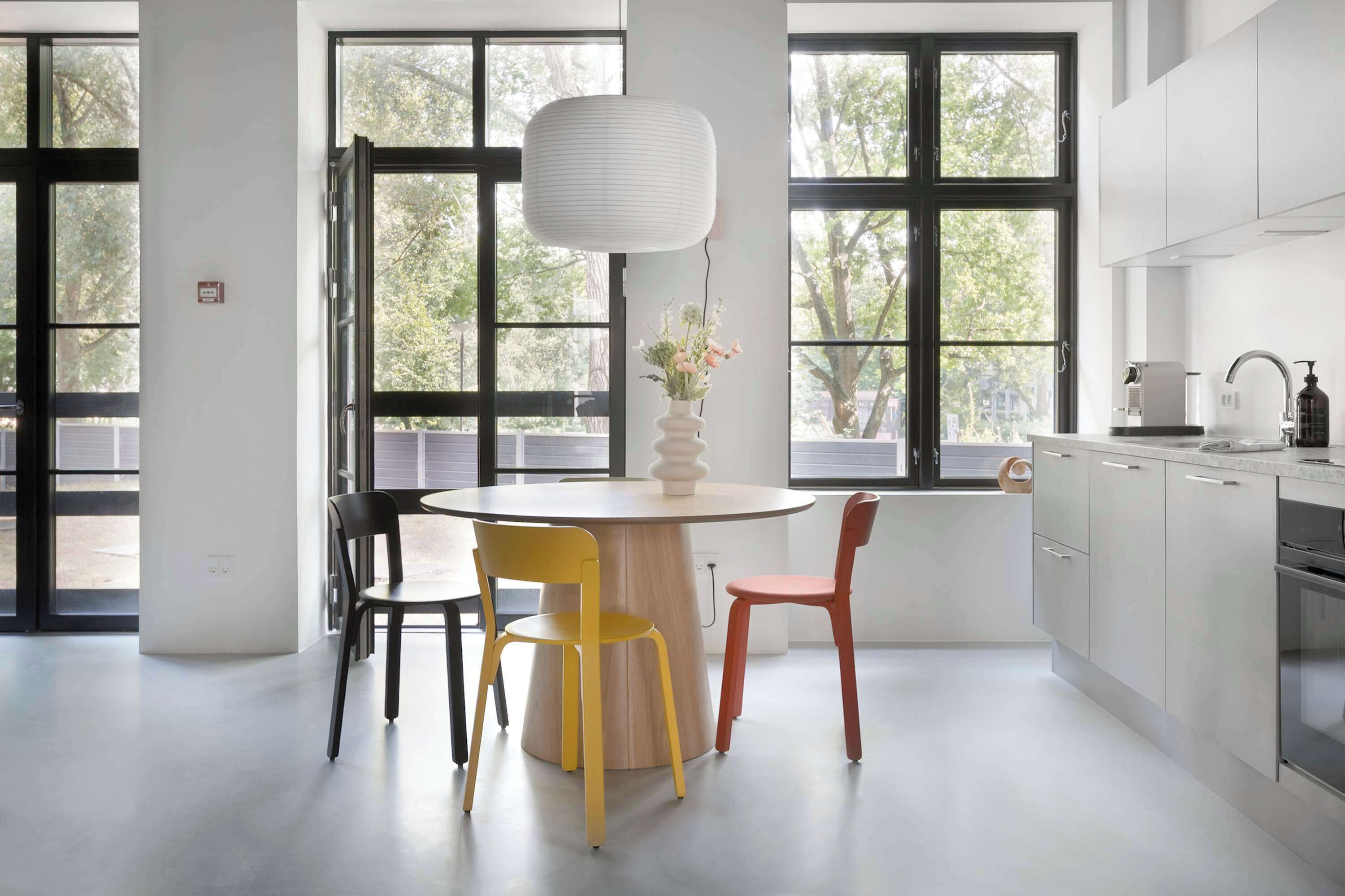 Kjøleskap, ovn, kokeplater og oppvaskmaskin