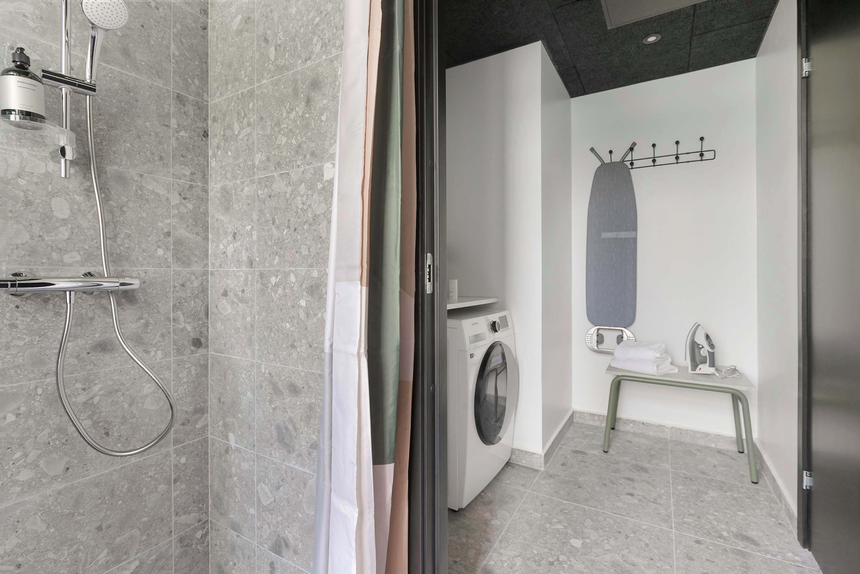 Dusj, hårføner og håndklær