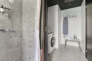 Dusche, Haartrockner, Handtücher