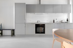 Fridge, oven, stovetop, dishwasher