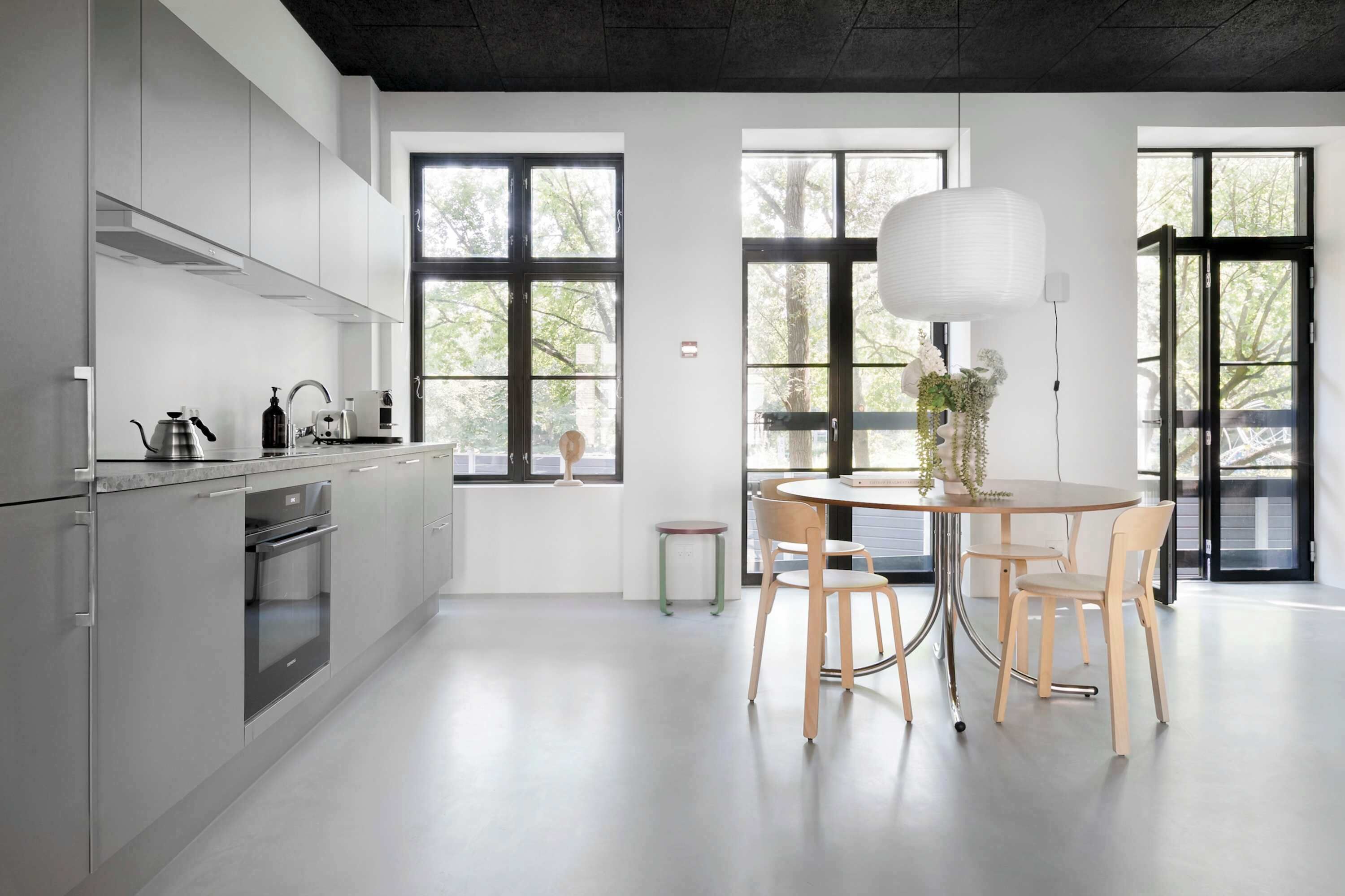 Kjøleskap, ovn, kokeplater og oppvaskmaskin