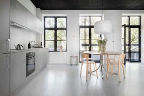 Fridge, oven, stovetop, dishwasher