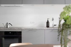 Frigorífico, horno, placa de cocina y lavavajillas