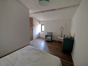 4 quartos, ferros/tábuas de passar roupa, Wi-Fi, roupa de cama