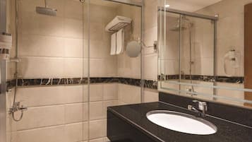 Ducha, secador de pelo, pantuflas, toallas