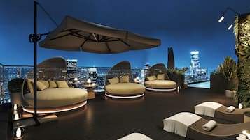 Outdoor pool, pool umbrellas, sun loungers