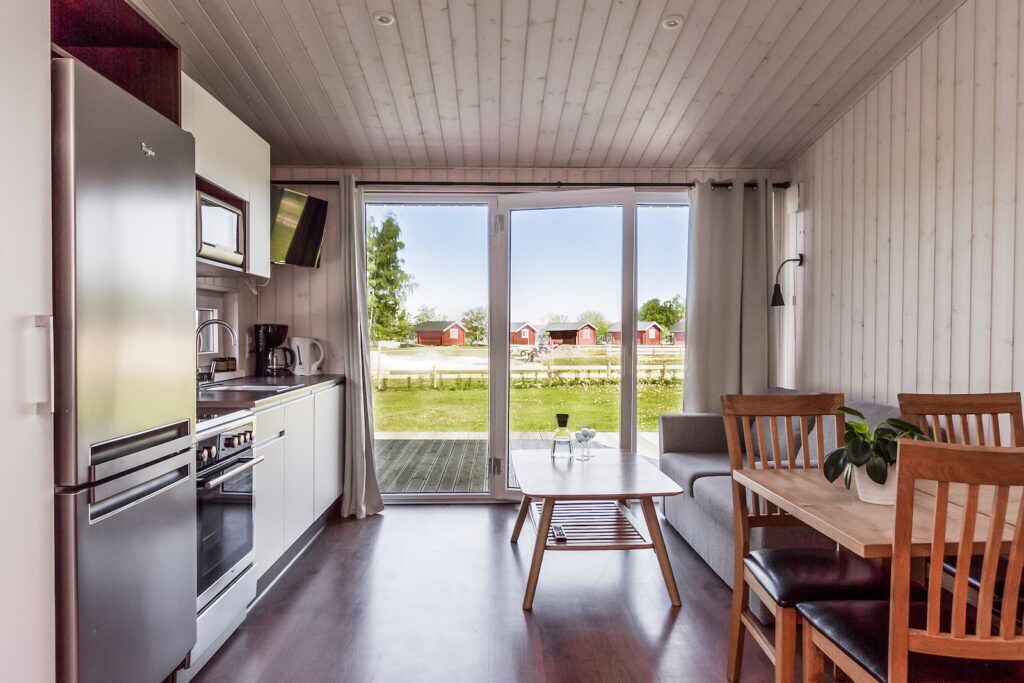 Refrigerador, microondas, placa de cocina, utensilios de cocina