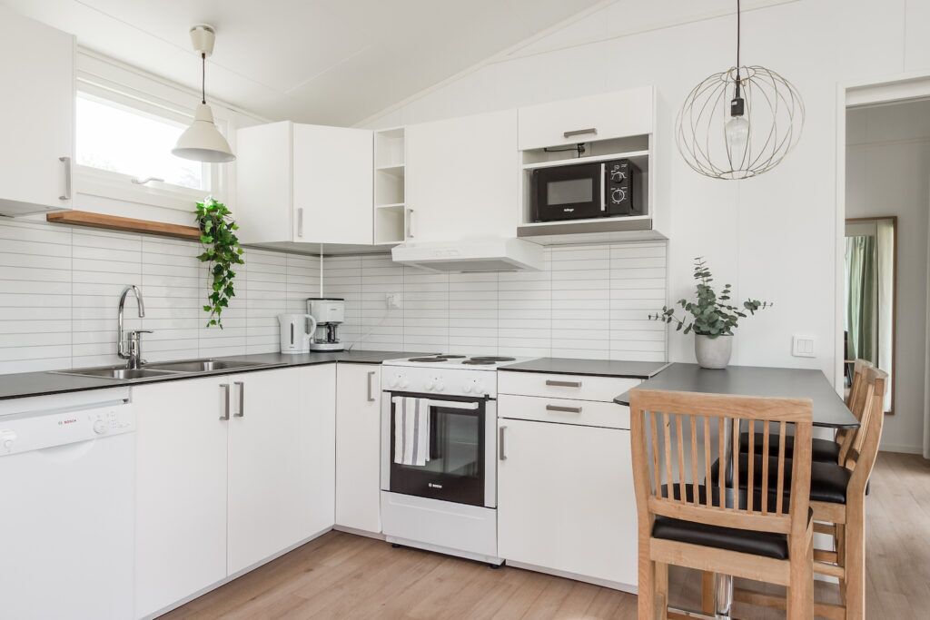 Classic Cottage | Private kitchen | Fridge, microwave, stovetop, cookware/dishes/utensils