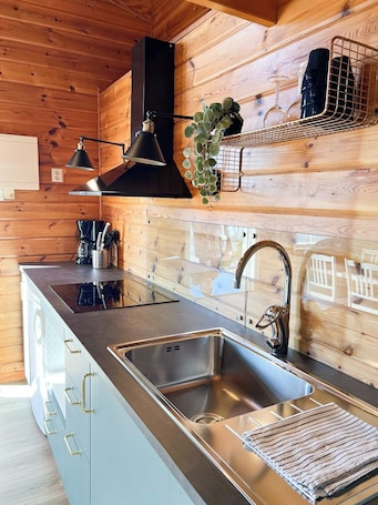 Classic Bungalow | Private kitchen | Fridge, microwave, stovetop, cookware/dishes/utensils