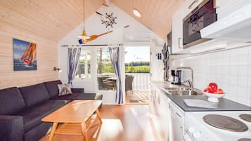 Comfort Cottage | Private kitchen | Fridge, microwave, stovetop, cookware/dishes/utensils