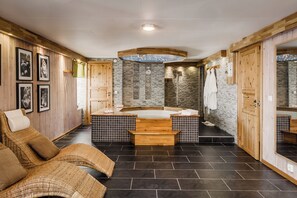 Bañera de hidromasaje cubierta