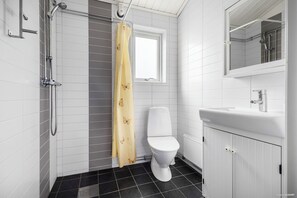 Comfort Bungalow | Bathroom | Soap, toilet paper