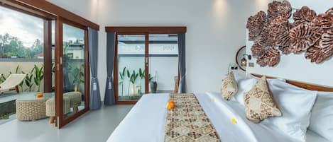 Villa Deluxe, balcone, vista piscina | Una cassaforte in camera, una scrivania, postazione laptop