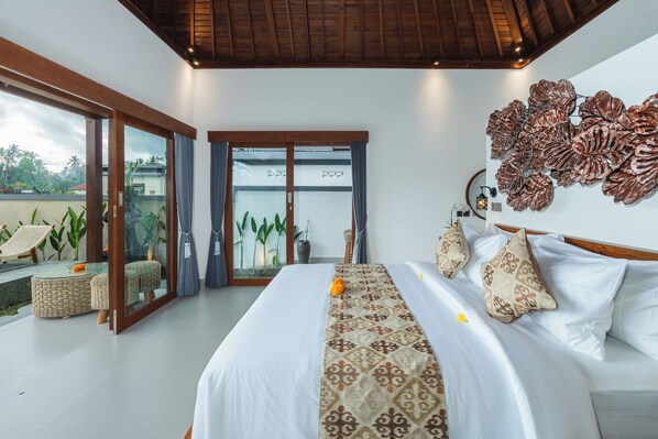 Villa Deluxe, balcone, vista piscina | Una cassaforte in camera, una scrivania, postazione laptop