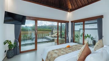 Villa Deluxe, balcón, vistas a la piscina | Caja fuerte, escritorio, espacio para trabajar con un portátil