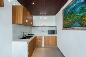 Villa Deluxe, balcone, vista piscina | Cucina privata | Mini-frigorifero, microonde, piano cottura, pentole/stoviglie/utensili