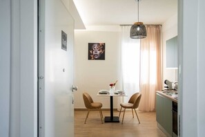 Familie appartement, uitzicht op tuin | Privékeuken | Een koelkast, een oven, een kookplaat, kookgerei, borden en bestek